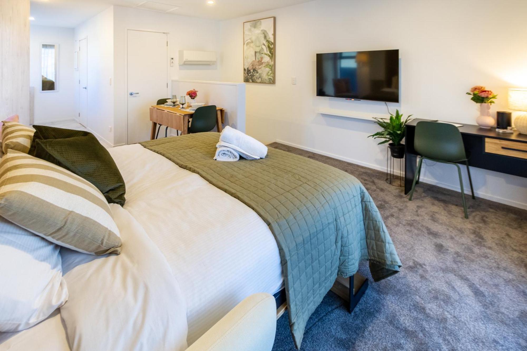 Luxury Studio With Balcony - Close To Supermarket Christchurch Exterior photo