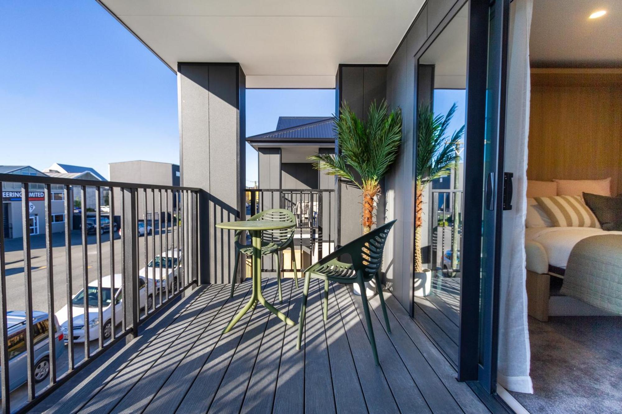 Luxury Studio With Balcony - Close To Supermarket Christchurch Exterior photo