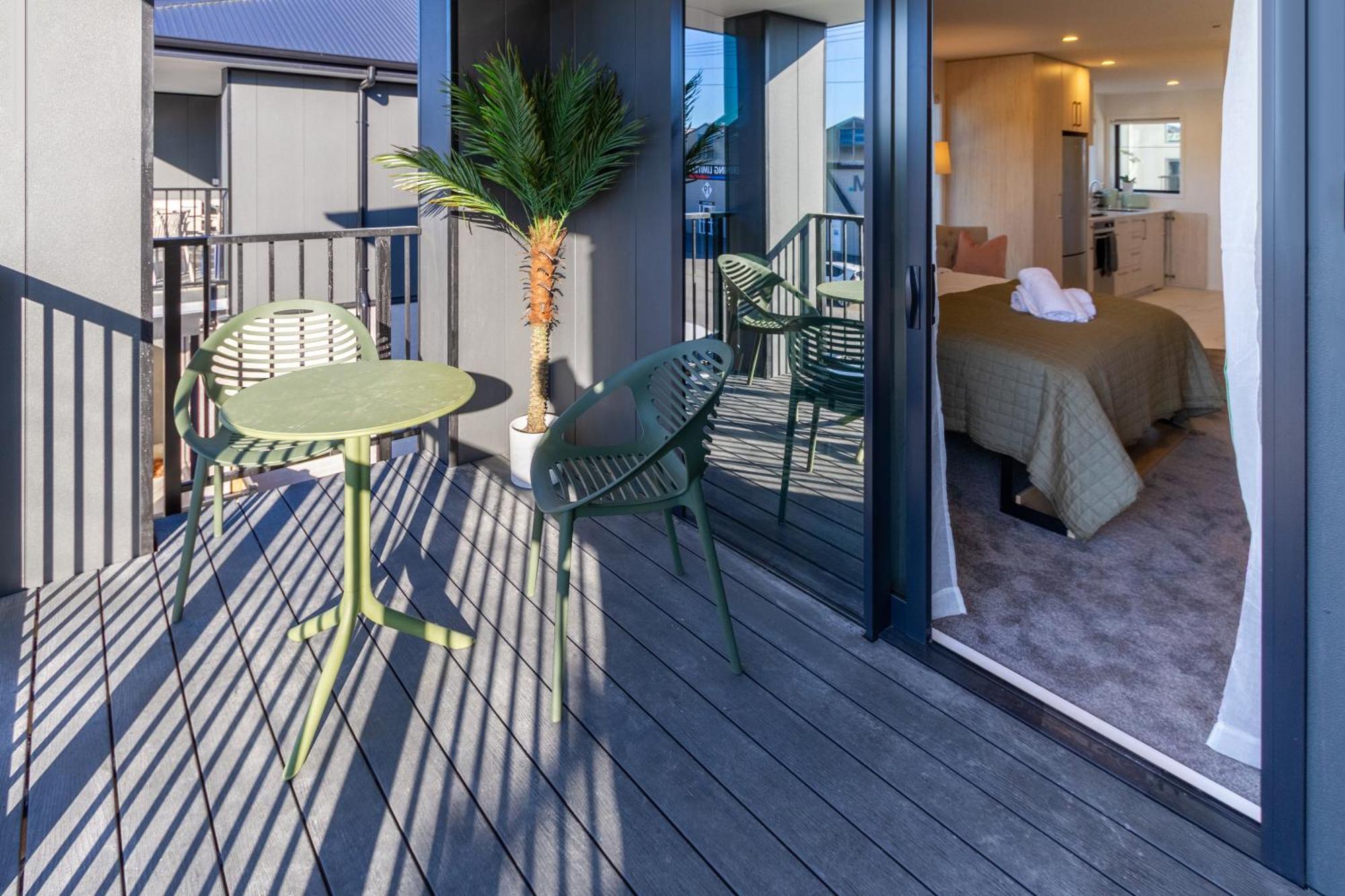 Luxury Studio With Balcony - Close To Supermarket Christchurch Exterior photo