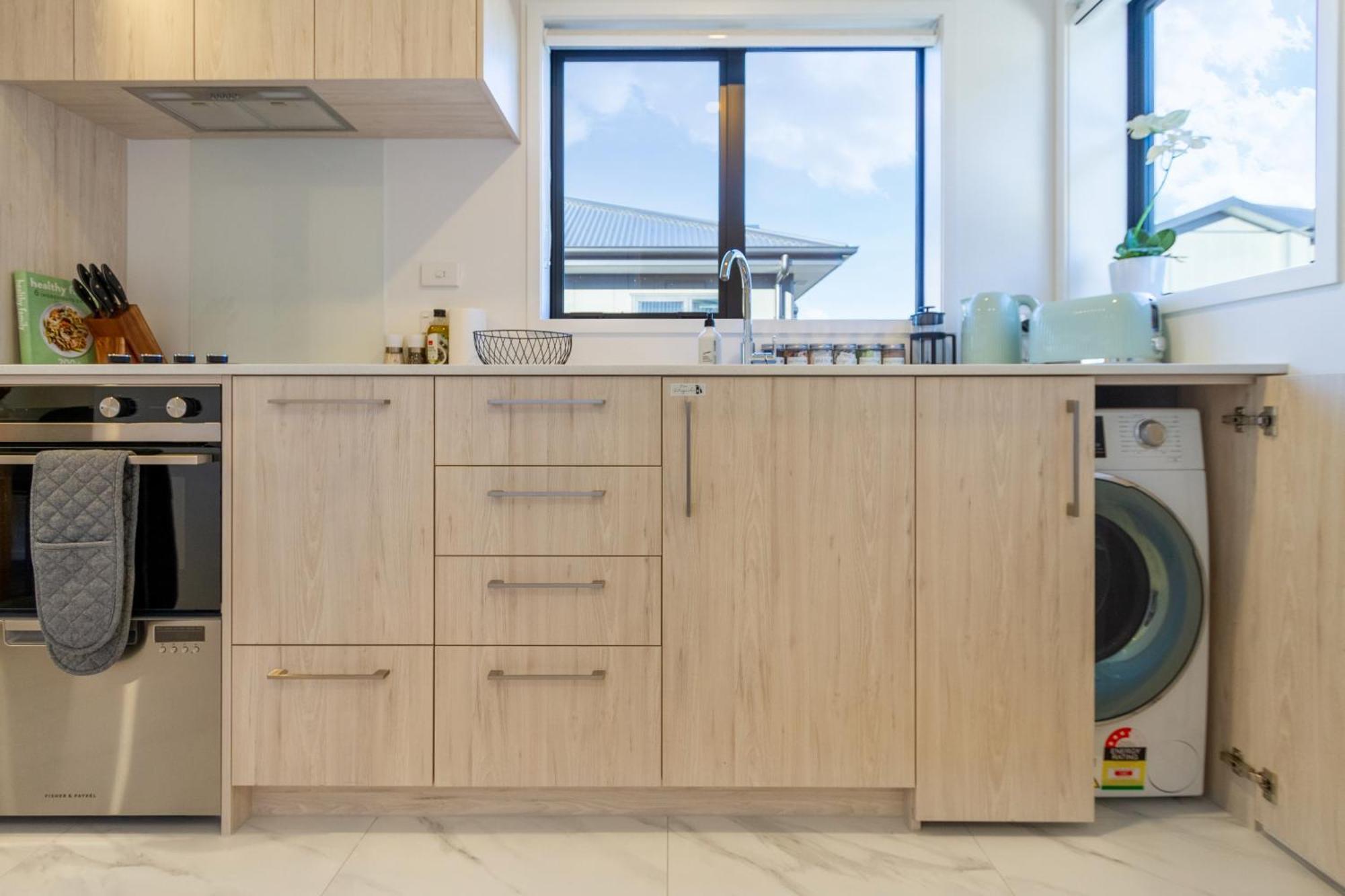 Luxury Studio With Balcony - Close To Supermarket Christchurch Exterior photo