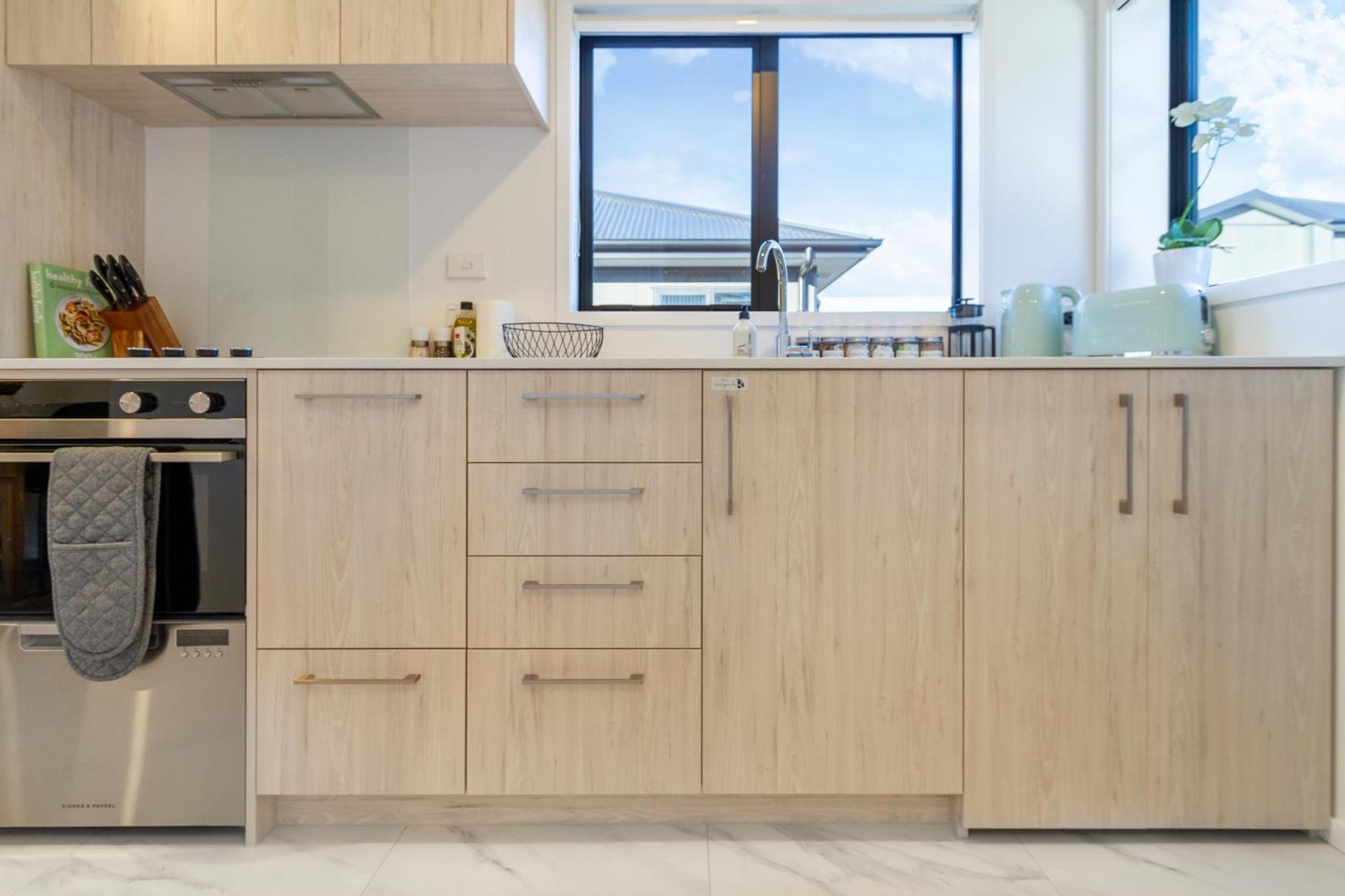 Luxury Studio With Balcony - Close To Supermarket Christchurch Exterior photo