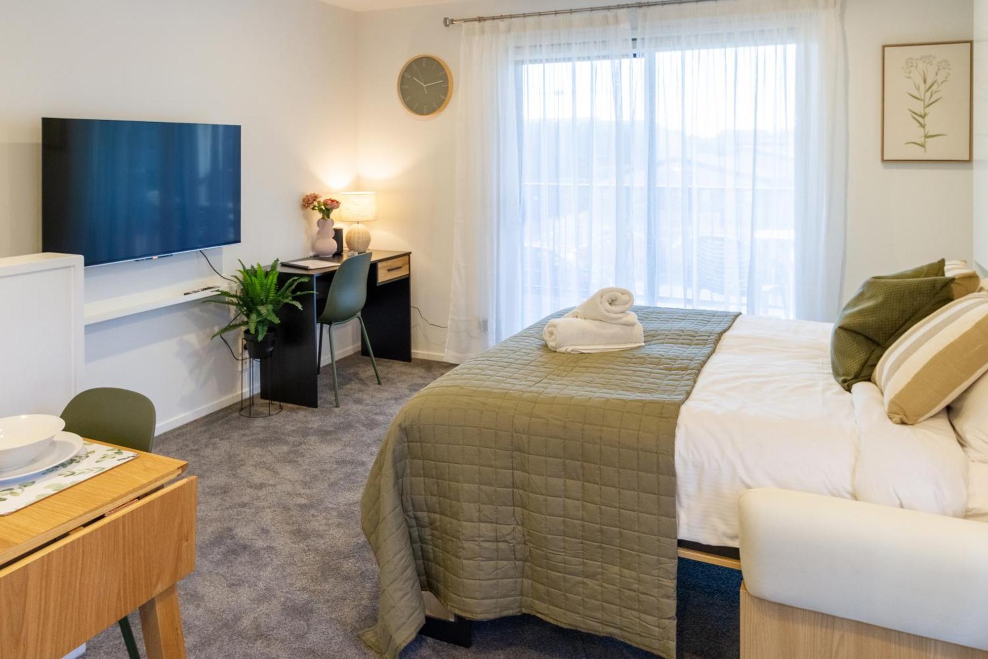 Luxury Studio With Balcony - Close To Supermarket Christchurch Exterior photo